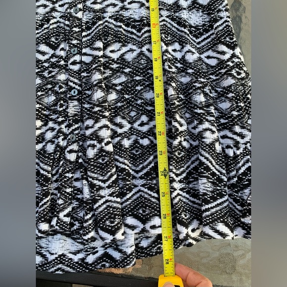 Bit & Bridle Black and White Patterned blouse size M - Picture 3 of 6